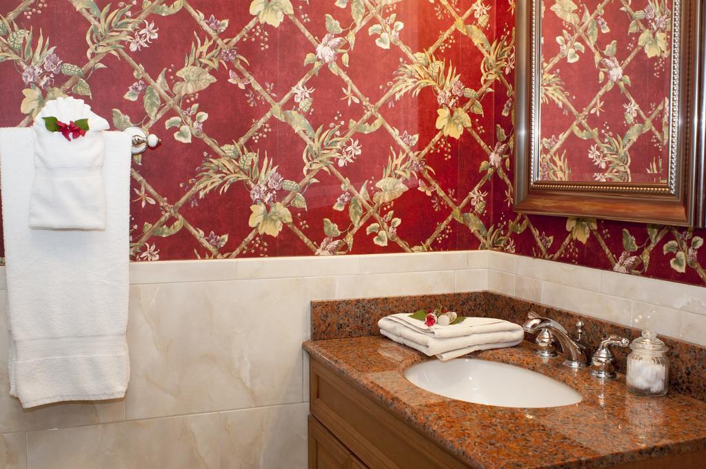 Queen Standard Room