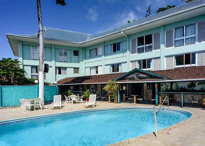 Airport Hotel: Doctors Cave Beach Hotel